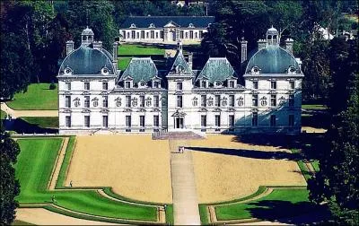 De quel château Hergé s'est-il inspiré pour dessiner le célèbre Moulinsart du capitaine Haddock ?