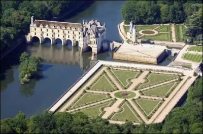 À Chenonceaux, Diane de Poitiers a fait construire une extension au château qui lui donne tout son cachet. Elle a eu l'idée d'une aile construite sur un pont à cinq arches enjambant -------------.