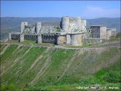 Petit tour hors de France... Lors des Croisades, le krak des Chevaliers servait à protéger les pèlerins. Les Hospitaliers y luttèrent et sa chute fut le fruit d'une ruse. Il se trouve en -----------.