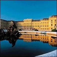 Dans la banlieue de Vienne en Autriche, on peut admirer le palais de ---------- ?