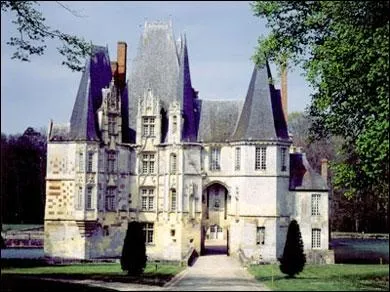 Ce château normand (près d'Argentan) possède des toitures très élancées qui lui donnent son cachet. Il tient son nom et son histoire d'une famille puissante sous Henri III et Henri IV.