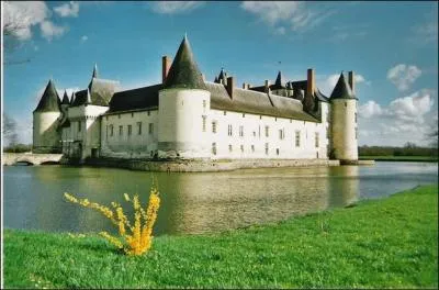 À quelques kilomètres au nord d'Angers, le film ''Peau d'âne'' avec Jean Marais et Catherine Deneuve a été tourné dans ce château qui semble sortir des eaux tellement ses douves sont larges !