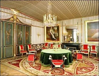 Marie Josèphe Rose Tascher de la Pagerie a vécu dans ce château de Rueil-Malmaison avec un personnage célèbre. Qui était-ce ?