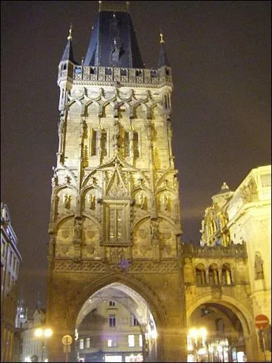 La Tour poudrire du Pont Charles. De quel type d'architecture s'agit-il ?