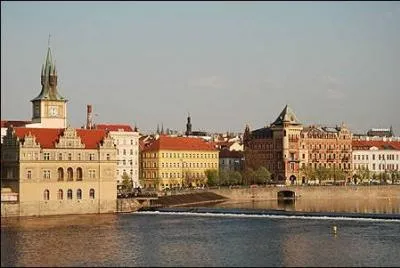 Voici une vue du quartier ' Star Mesto'. Star Mesto en veut dire ... . . ( Regardez bien l'image).