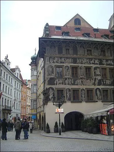 La Maison U. Munity de Prague, reconnaissable aux ' graffitis'. Observation : Comment appelle-t-on l'objet qui se trouve devant la maison ?