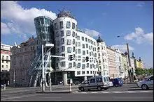 Art et architecture Moderne  Prague, voici ' La Maison qui Dance' . Question : Qui chante la chanson ' Alors on Danse' ?