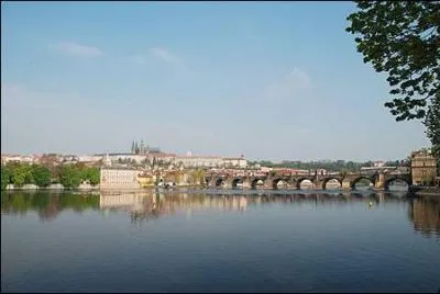Le Pont Charles . Il porte ce nom ... .