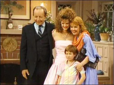 Quel est le nom de la famille qui le recueille ?