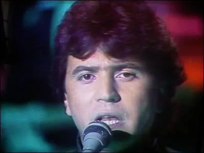 Compltez les paroles de cette chanson de Daniel Balavoine 'l'homme que l'on croyait endormi... ... . '