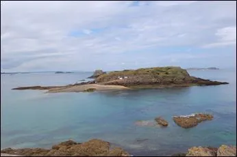 Le Grand B (ou Bey) est une le inhabite o est enterr Chateaubriand. Baigne par la Manche elle est face  :