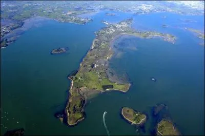 Avec une superficie de 310 ha, c'est la plus grande le du golfe du Morbihan. Des dolmens et autres vestiges attestent de son occupation ds le nolithique. C'est :