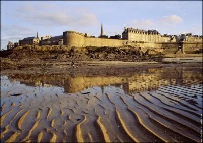 Ville fortifie bretonne btie en 1144 sous l'impulsion de l'vch d'Aleth...