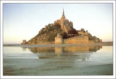 Deuxime site touristique de France, construit  partir de l'an 709, en l'honneur de l'archange St Michel...