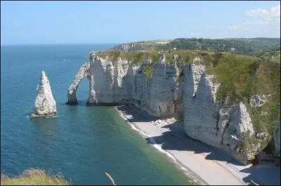 Petite ville normande bien connue pour ses spectaculaires falaises blanches...