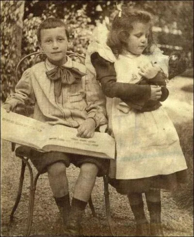 Qui est cet enfant (accompagn de sa petite soeur ? )