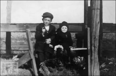 Qui est cet enfant (accompagn de son petit frre) ?