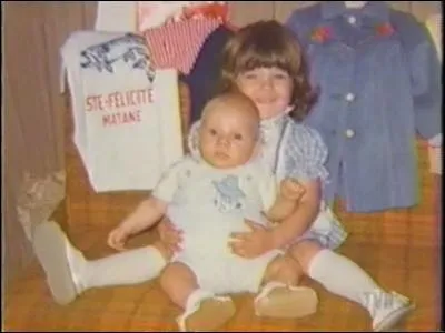 Qui est cette enfant (accompagne de son petit frre) ?