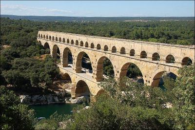 Le pont du Gard est un...