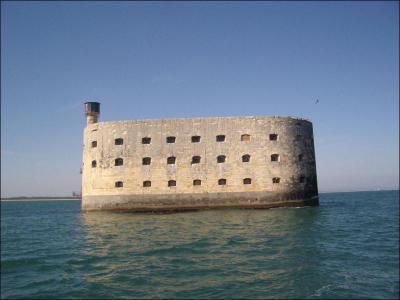 Quel fort situ en Charente-Maritime est le cadre d'un jeu tlvis ?