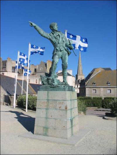 Sur les remparts de Saint-Malo on peut voir la statue du corsaire...