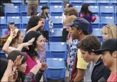 Comment s'appelle la chanson chante par les 2 camps en mme temps ?