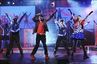 Comment s'appelle la chanson chante par le camp adverse au concours final ?