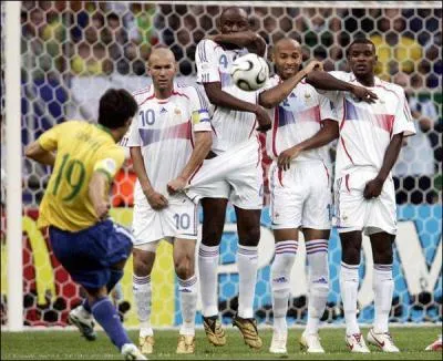 Qui se fait tirer le short par Zidane ?