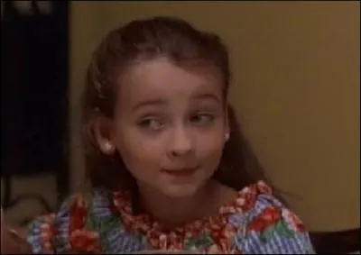 Dans quelle tenue, Missy, la jolie petite soeur de Dawn, se balade-t-elle le plus souvent ?