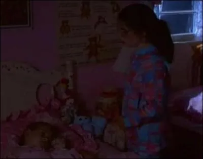 Avec quel objet Dawn tente-t-elle de tuer sa petite soeur avant de se rtracter ?