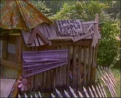 Comment s'appelle le club que Dawn a cr avec son ami Ralphy et dont le QG se trouve au fond du jardin ?