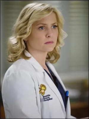 Avec qui Arizona Robbins a-t-elle une relation srieuse parmi ces propositions ?