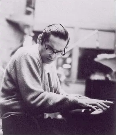 Musicien intimiste, il aimait essentiellement les trios. En 1959 cependant Miles Davis fait appel  lui pour l'enregistrement du clbre album Kind of Blue'.