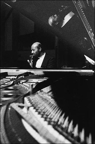 Partiellement paralys, il dveloppe une technique main gauche trs forte et navigue encore aujourd'hui, du Blues au Free-Jazz, aux cts de son ami Archie Shepp.