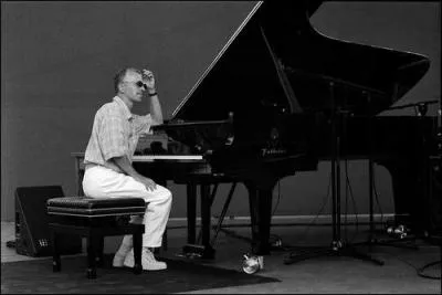 Technicien et compositeur de gnie, il enregistre en 1975 une improvisation lgendaire  Cologne  The Kln Concert .