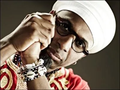 Les diverses expriences musicales de ce pianiste cubain mlent le Jazz, la musique Afro-Caribenne et la musique urbaine.