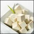 Le tofu est un driv de la fve du soja et se prsente sous forme d'une pte presse blanche. Sans chlolestrol et peu calorique il est une excellente source de protines.