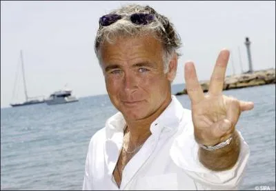 Quelle pice de thtre Franck Dubosc voque-t-il lorsqu'il est aux toilettes dans son spectacle 'Il tait une fois... Franck Dubosc'