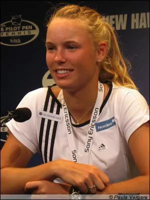 A l'open d' Autralie , Caroline Wozniacki raconte un bobard au sujet de sa blessure  la jambe
