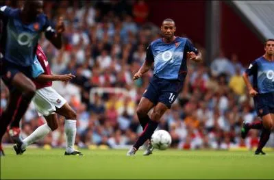 Qui est ce joueur avec le ballon ?