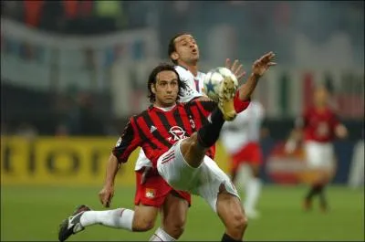 Qui est ce joueur avec le maillot ray rouge et noir ?