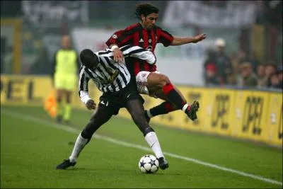 Qui est ce joueur avec le maillot noir et blanc ?