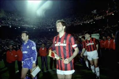 Qui est ce joueur au premier plan avec son maillot rouge et noir ?