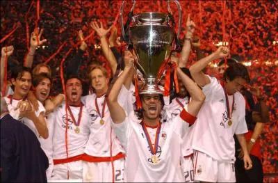 Qui est ce joueur tenant la Coupe ?