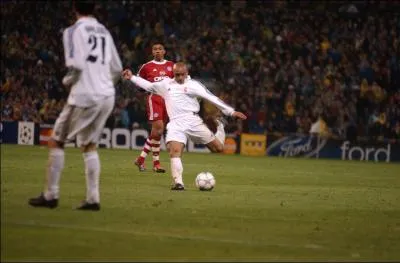 Qui est ce joueur prt  frapper la balle ?