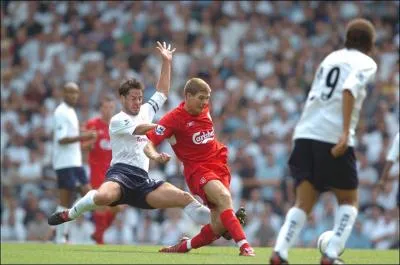 Qui est ce joueur avec le maillot rouge ?