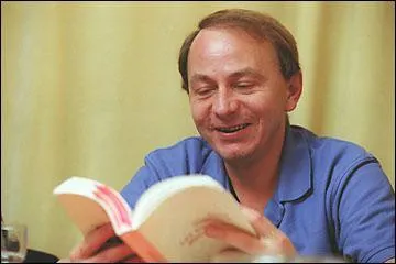 Auteur des romans 'L'Extension du domaine de la lutte' et 'Les Particules lmentaires', cet crivain est n le 26 fvrier 1958. Il s'appelle...