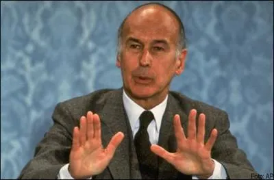 Ancien prsident de la Rpublique, auteur de romans et d'essais, membre de l'Acadmie franaise, il est n le 2 fvrier 1926. Il s'agit de ...