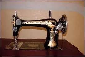 Passons  autre chose, toujours en anglais. Comment dit-on une machine  coudre ?