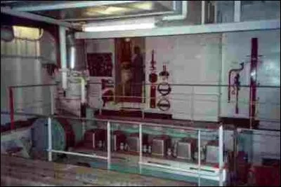 Dans un bateau anglais, comment appelle-t-on la salle des machines ?